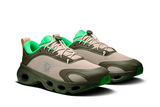 Vista traseira do On Running x Loewe On Running Cloudsolo Loewe Khaki Green Sand mostrando calcanheira e detalhes do solado