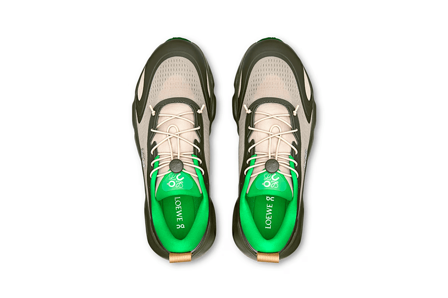Vista frontal do On Running x Loewe On Running Cloudsolo Loewe Khaki Green Sand mostrando biqueira e costuras