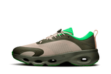 Vista lateral do On Running x Loewe On Running Cloudsolo Loewe Khaki Green Sand mostrando design do cabedal e logo da marca
