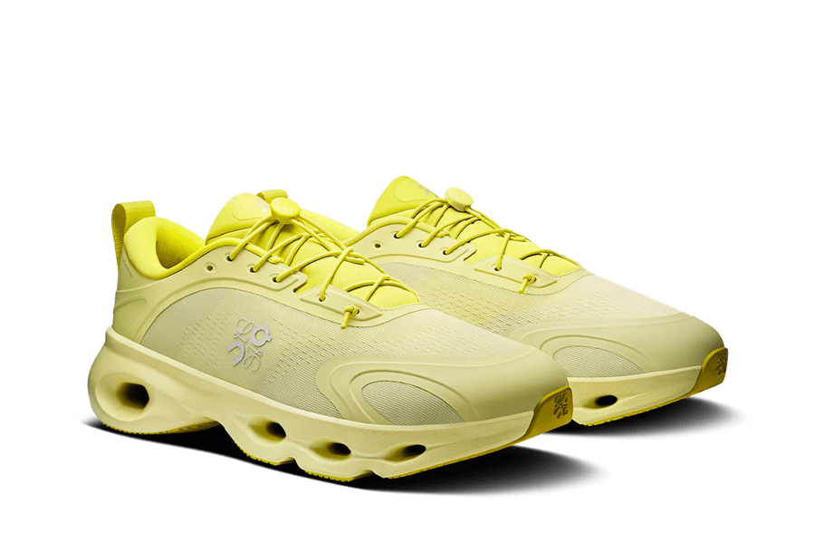 Vista em detalhe do On Running x Loewe On Running Cloudsolo Loewe Lime Green mostrando textura do material e acabamento
