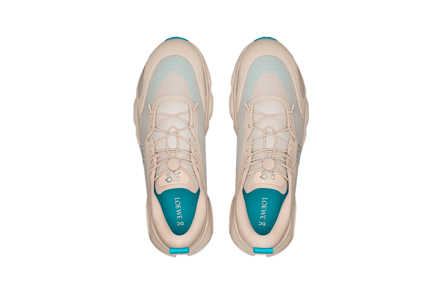 Vista traseira do On Running x Loewe On Running Cloudsolo Loewe Sand Turquoise mostrando calcanheira e detalhes do solado