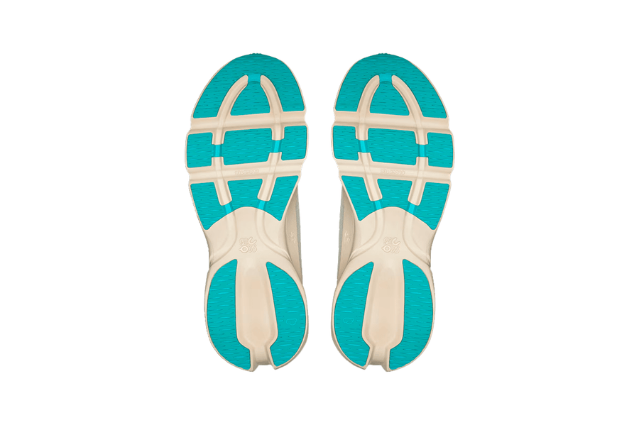 Vista frontal do On Running x Loewe On Running Cloudsolo Loewe Sand Turquoise mostrando biqueira e costuras