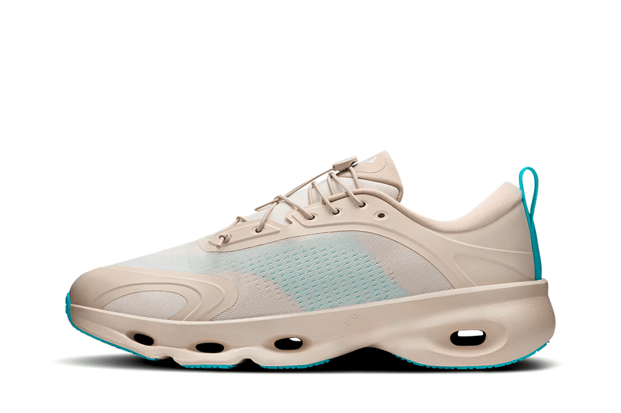 Vista lateral do On Running x Loewe On Running Cloudsolo Loewe Sand Turquoise mostrando design do cabedal e logo da marca