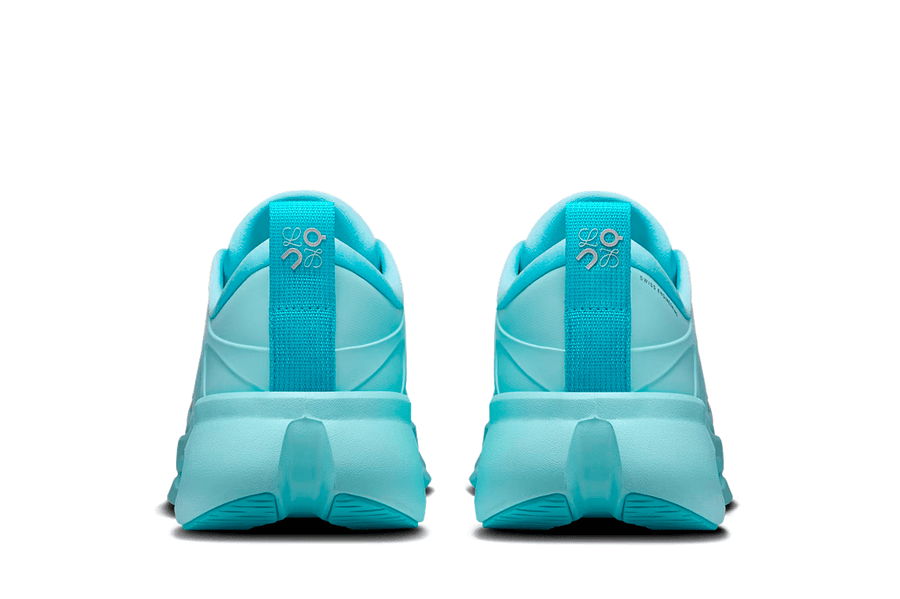 Vista frontal do On Running x Loewe On Running Cloudsolo Loewe Turquoise mostrando biqueira e costuras