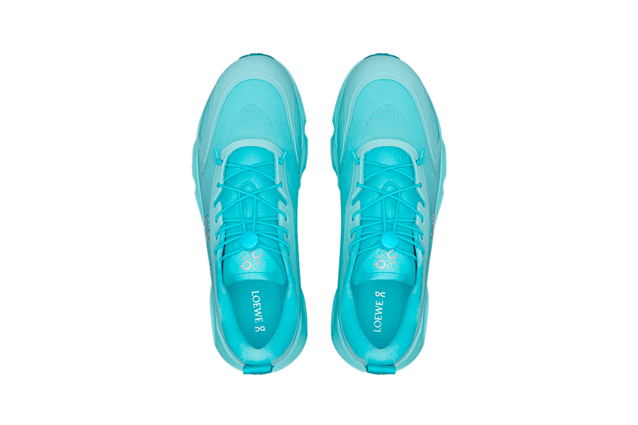 Vista traseira do On Running x Loewe On Running Cloudsolo Loewe Turquoise mostrando calcanheira e detalhes do solado