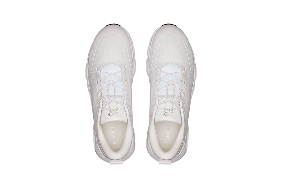 Vista traseira do On Running x Loewe On Running Cloudsolo Loewe White Light Grey mostrando calcanheira e detalhes do solado