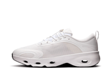 Vista lateral do On Running x Loewe On Running Cloudsolo Loewe White Light Grey mostrando design do cabedal e logo da marca