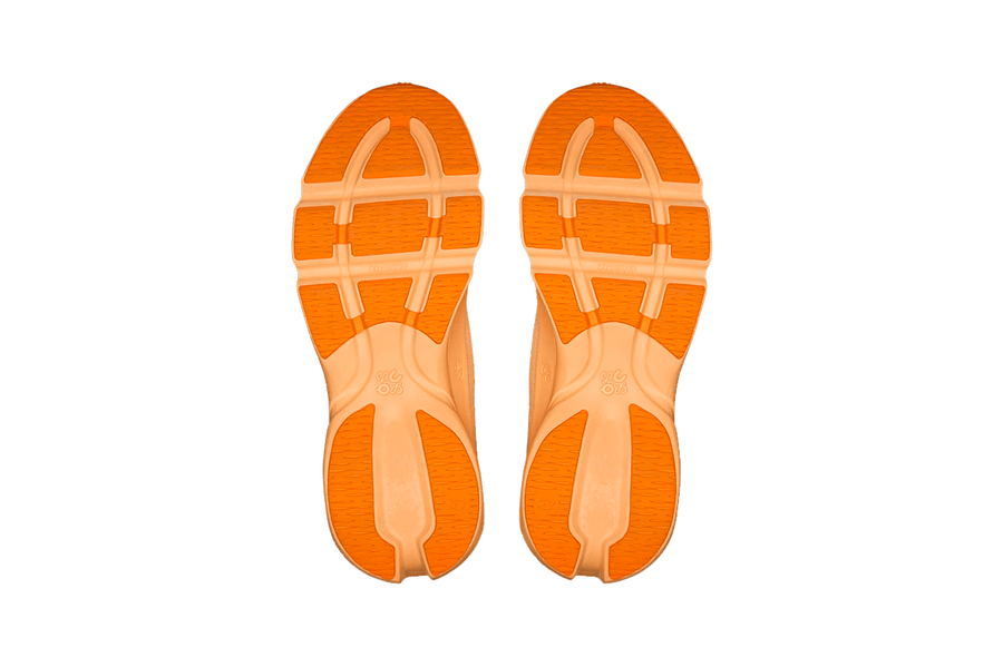 Vista superior do On Running x Loewe On Running Cloudsolo Loewe White Orange mostrando abertura, lingueta e cadarços