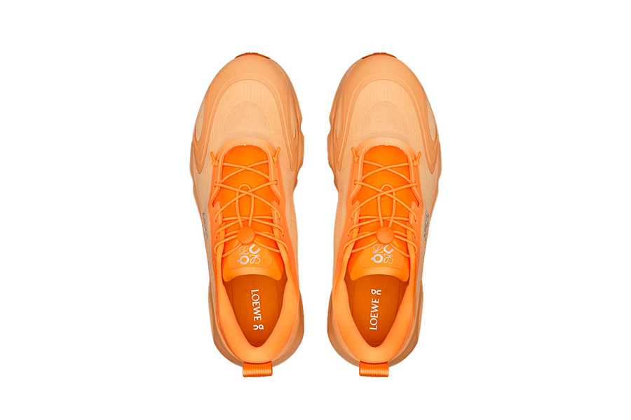 Vista traseira do On Running x Loewe On Running Cloudsolo Loewe White Orange mostrando calcanheira e detalhes do solado