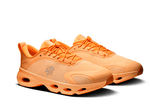 Vista em detalhe do On Running x Loewe On Running Cloudsolo Loewe White Orange mostrando textura do material e acabamento