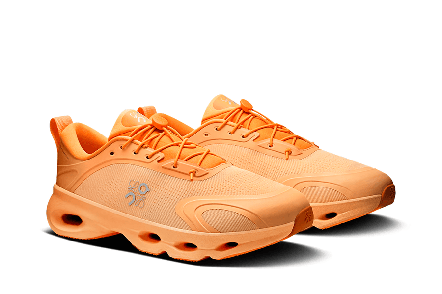 Vista em detalhe do On Running x Loewe On Running Cloudsolo Loewe White Orange mostrando textura do material e acabamento
