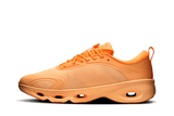 Vista lateral do On Running x Loewe On Running Cloudsolo Loewe White Orange mostrando design do cabedal e logo da marca