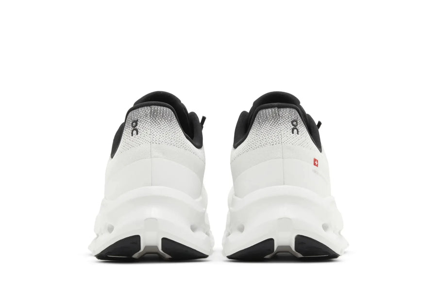 Tênis On Running Cloudtilt 'Black Ivory' Branco, vista traseira, branco com detalhes pretos.