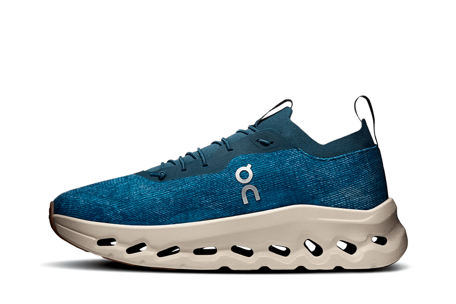 Vista lateral do On Running x Loewe On Running Cloudtilt Loewe Denim Blue mostrando design do cabedal e logo da marca