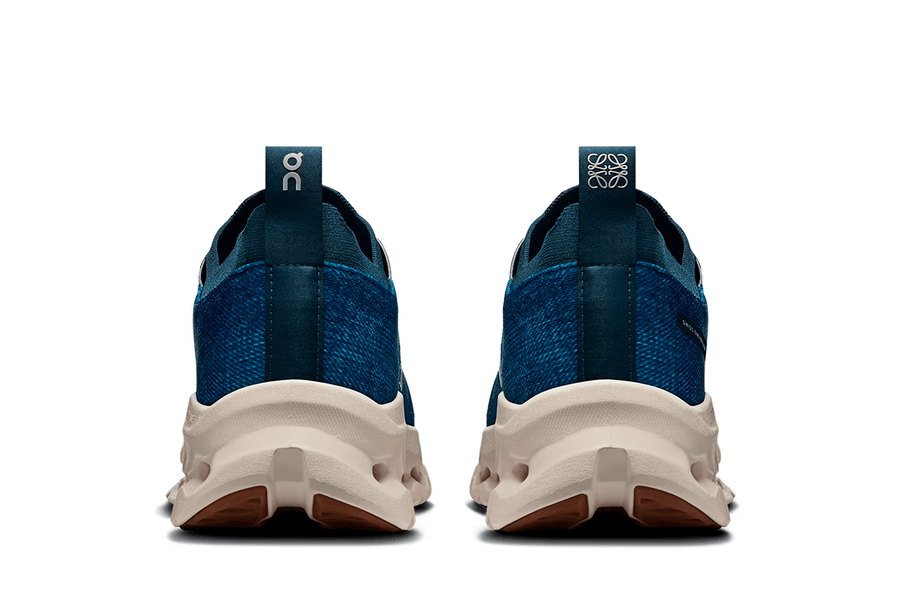 Vista frontal do On Running x Loewe On Running Cloudtilt Loewe Denim Blue mostrando biqueira e costuras