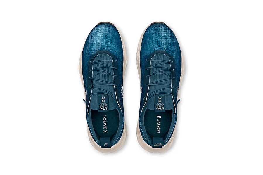 Vista traseira do On Running x Loewe On Running Cloudtilt Loewe Denim Blue mostrando calcanheira e detalhes do solado