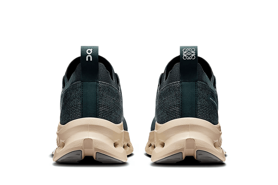 Vista frontal do On Running x Loewe On Running Cloudtilt Loewe Denim Grey mostrando biqueira e costuras