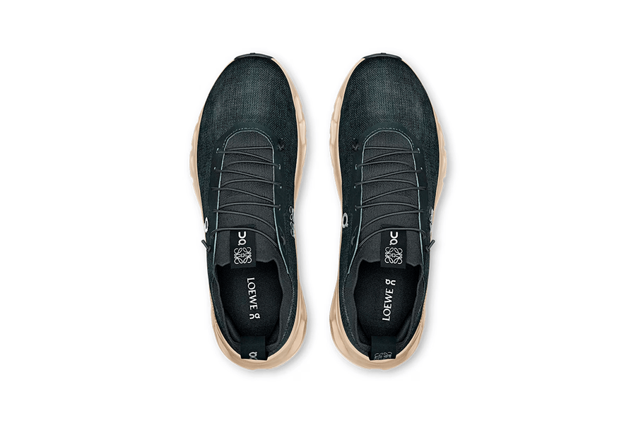 Vista traseira do On Running x Loewe On Running Cloudtilt Loewe Denim Grey mostrando calcanheira e detalhes do solado