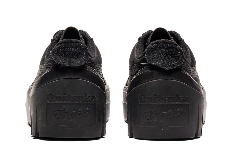 Vista superior do Onitsuka Tiger Onitsuka Tiger Delegation Chunk Black/Black mostrando abertura, lingueta e cadarços