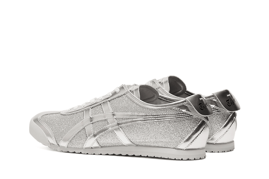 Vista em detalhe do Onitsuka Tiger Onitsuka Tiger Mexico 66 Glitter Pack Pure Silver Prateado mostrando textura do material e acabamento