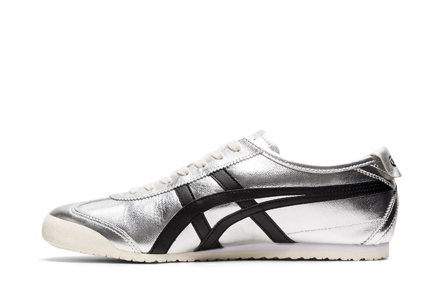 Vista lateral do Onitsuka Tiger Onitsuka Tiger Mexico 66 Pure Silver Black mostrando design do cabedal e logo da marca
