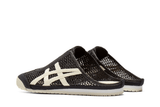 Vista traseira do Onitsuka Tiger Onitsuka Tiger Mexico 66 Sabot Black Cream mostrando calcanheira e detalhes do solado