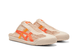 Vista lateral do Onitsuka Tiger Onitsuka Tiger Mexico 66 Sabot Oatmeal Habanero mostrando design do cabedal e logo da marca
