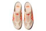 Vista superior do Onitsuka Tiger Onitsuka Tiger Mexico 66 Sabot Oatmeal Habanero mostrando abertura, lingueta e cadarços