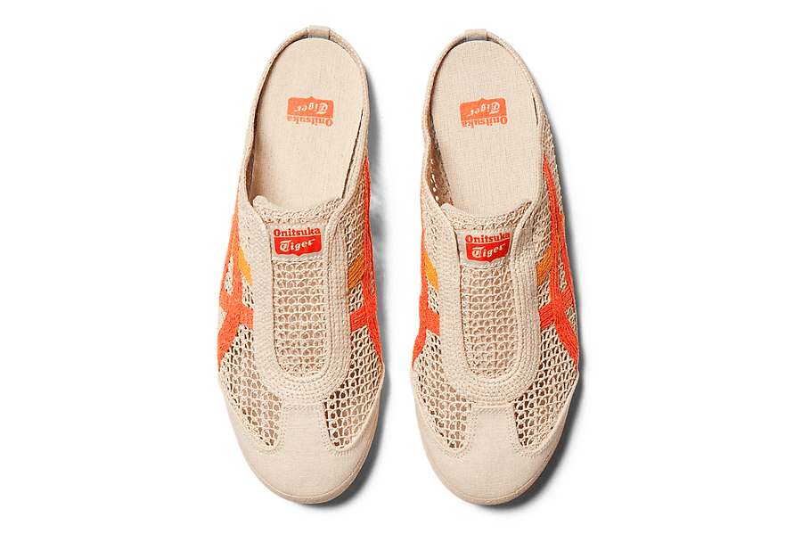 Vista superior do Onitsuka Tiger Onitsuka Tiger Mexico 66 Sabot Oatmeal Habanero mostrando abertura, lingueta e cadarços