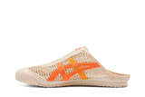 Vista traseira do Onitsuka Tiger Onitsuka Tiger Mexico 66 Sabot Oatmeal Habanero mostrando calcanheira e detalhes do solado