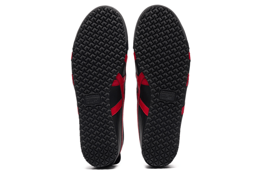 Vista do solado do Onitsuka Tiger Onitsuka Tiger Mexico 66 SD Black Classic Red mostrando padrão de tração e tecnologia de amortecimento