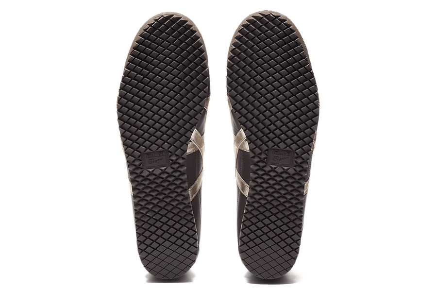 Vista em detalhe do Onitsuka Tiger Onitsuka Tiger Mexico 66 SD Licorice Brown Champagne mostrando textura do material e acabamento