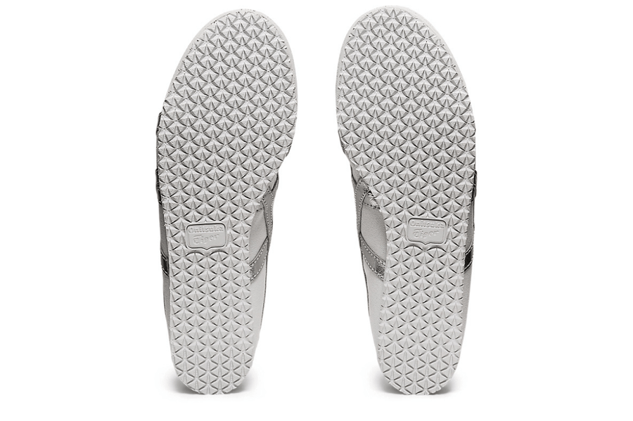 Vista em detalhe do Onitsuka Tiger Onitsuka Tiger Mexico 66 Slip-On White Pure Silver Prateado mostrando textura do material e acabamento