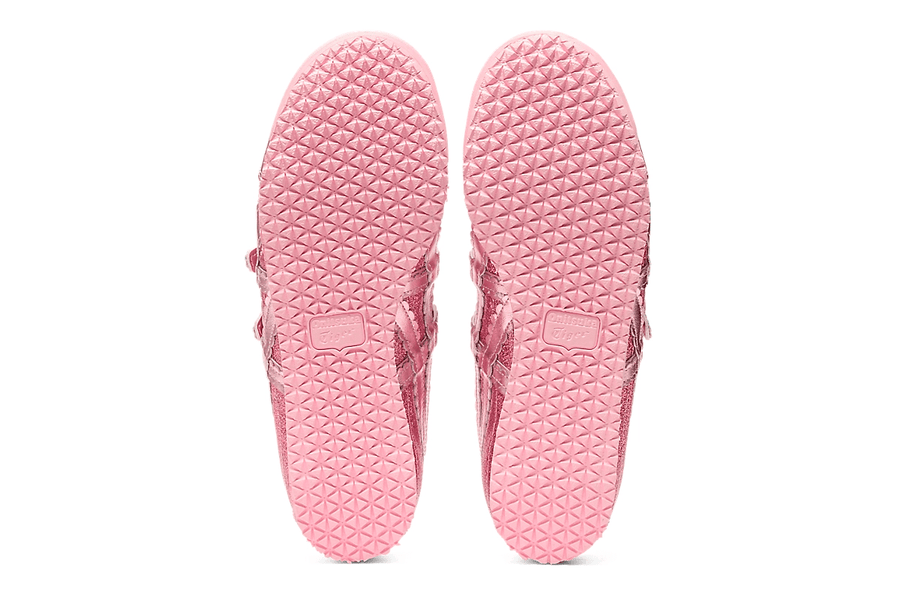 Vista em detalhe do Onitsuka Tiger Onitsuka Tiger Mexico 66 TGRS Pink Cameo/Cotton Candy Glitter Pack mostrando textura do material e acabamento