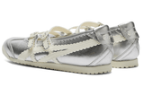 Vista superior do Onitsuka Tiger Onitsuka Tiger Mexico 66 TGRS Silver Cream Prateado mostrando abertura, lingueta e cadarços