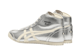 Vista superior do Onitsuka Tiger Onitsuka Tiger Mexico Mid Runner Silver/Cream Prateado mostrando abertura, lingueta e cadarços