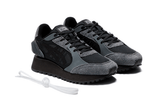 Vista em detalhe do Onitsuka Tiger Onitsuka Tiger Moage Black Carrier Grey mostrando textura do material e acabamento