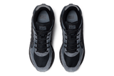 Vista frontal do Onitsuka Tiger Onitsuka Tiger Moage Black Carrier Grey mostrando biqueira e costuras