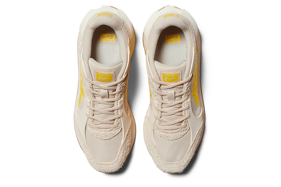 Vista do solado do Onitsuka Tiger Onitsuka Tiger Moage Mineral Beige/Vibrant Yellow mostrando padrão de tração e tecnologia de amortecimento