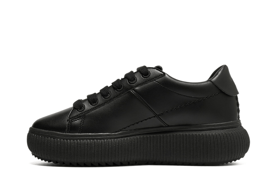 Vista lateral do Onitsuka Tiger Onitsuka Tiger Otiger Court Black/Black mostrando design do cabedal e logo da marca