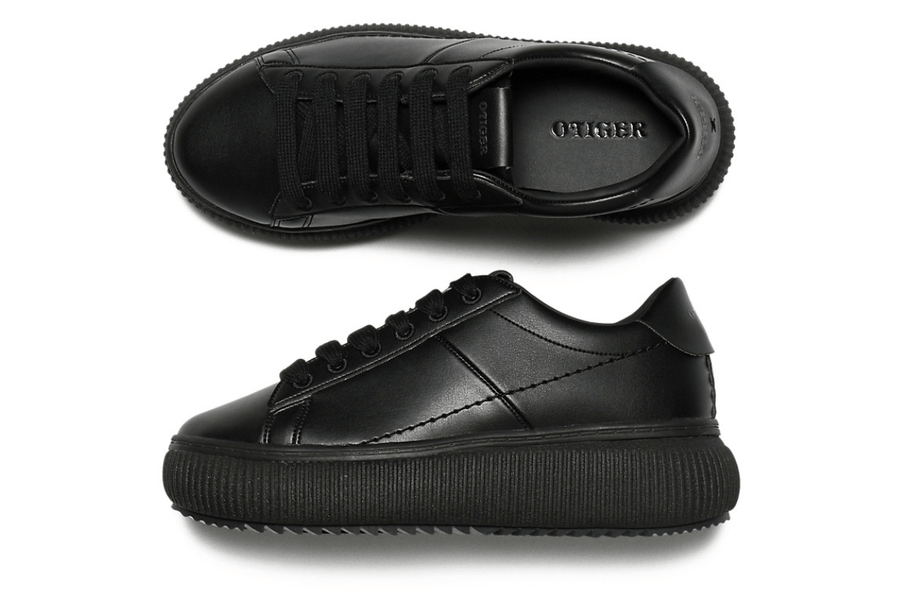Vista traseira do Onitsuka Tiger Onitsuka Tiger Otiger Court Black/Black mostrando calcanheira e detalhes do solado