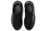 Vista superior do Onitsuka Tiger Onitsuka Tiger Otiger Court Black/Black mostrando abertura, lingueta e cadarços