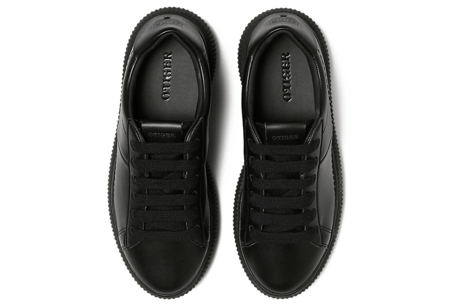Vista superior do Onitsuka Tiger Onitsuka Tiger Otiger Court Black/Black mostrando abertura, lingueta e cadarços