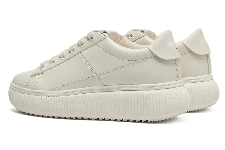 Vista frontal do Onitsuka Tiger Onitsuka Tiger Otiger Court Cream mostrando biqueira e costuras