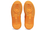 Vista em detalhe do Onitsuka Tiger Onitsuka Tiger Otiger Court Tiger Orange mostrando textura do material e acabamento
