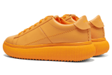 Vista frontal do Onitsuka Tiger Onitsuka Tiger Otiger Court Tiger Orange mostrando biqueira e costuras