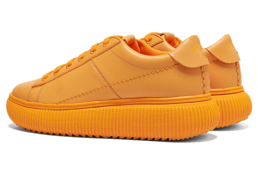 Vista frontal do Onitsuka Tiger Onitsuka Tiger Otiger Court Tiger Orange mostrando biqueira e costuras