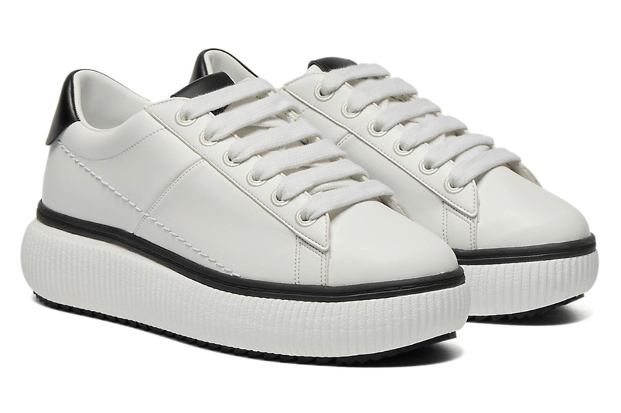 Vista frontal do Onitsuka Tiger Onitsuka Tiger Otiger Court White/Black mostrando biqueira e costuras