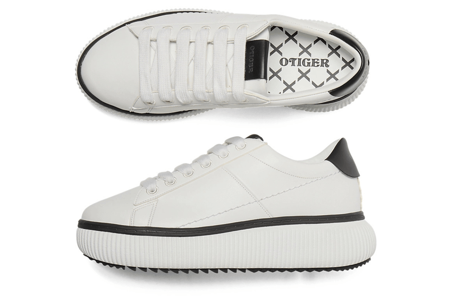Vista superior do Onitsuka Tiger Onitsuka Tiger Otiger Court White/Black mostrando abertura, lingueta e cadarços