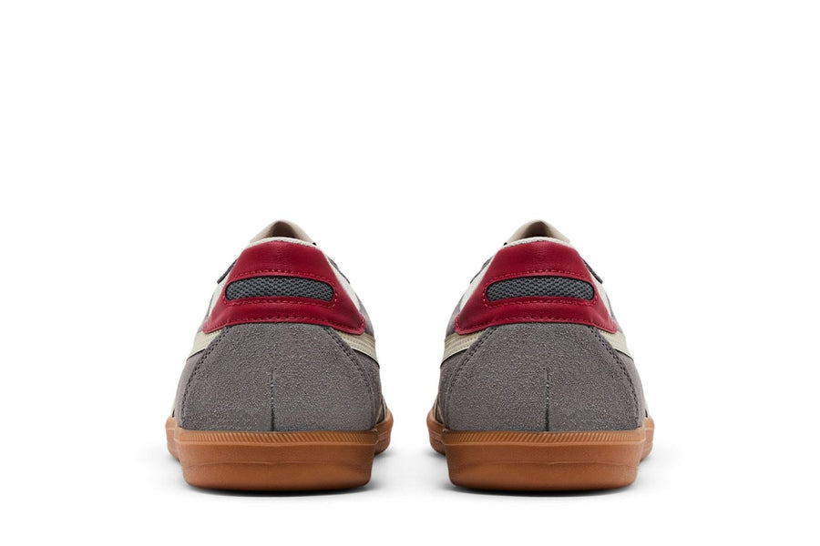Vista superior do Onitsuka Tiger Onitsuka Tiger Tokuten Charcoal Birch mostrando abertura, lingueta e cadarços